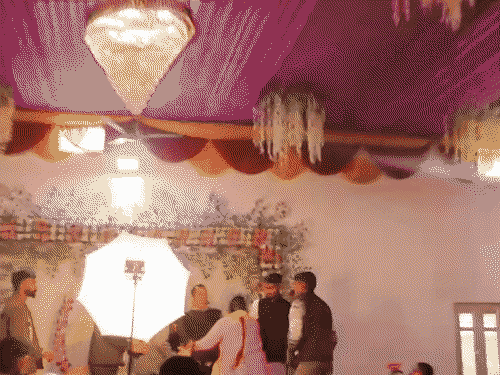 рд╕рд╣рд╛рд░рдирдкреБрд░ рдореЗрдВ рд╢рд╛рджреА рдореЗрдВ рд╣рдВрдЧрд╛рдорд╛ , рджреВрд▓реНрд╣реЗ рдХреА рдХрдерд┐рдд рдкреНрд░реЗрдорд┐рдХрд╛ рд╕реНрдЯреЗрдЬ рдкрд░ рдкрд╣реБрдВрдЪреА, рдмрд╛рд░рд╛рддрд┐рдпреЛрдВ рдиреЗ рдХреА рдкрд┐рдЯрд╛рдИ