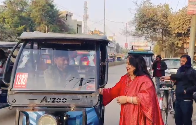 बांदा में ठंड से राहत के लिए जय टीवीएस संचालिका संतोष ओमर की सेवा पहल