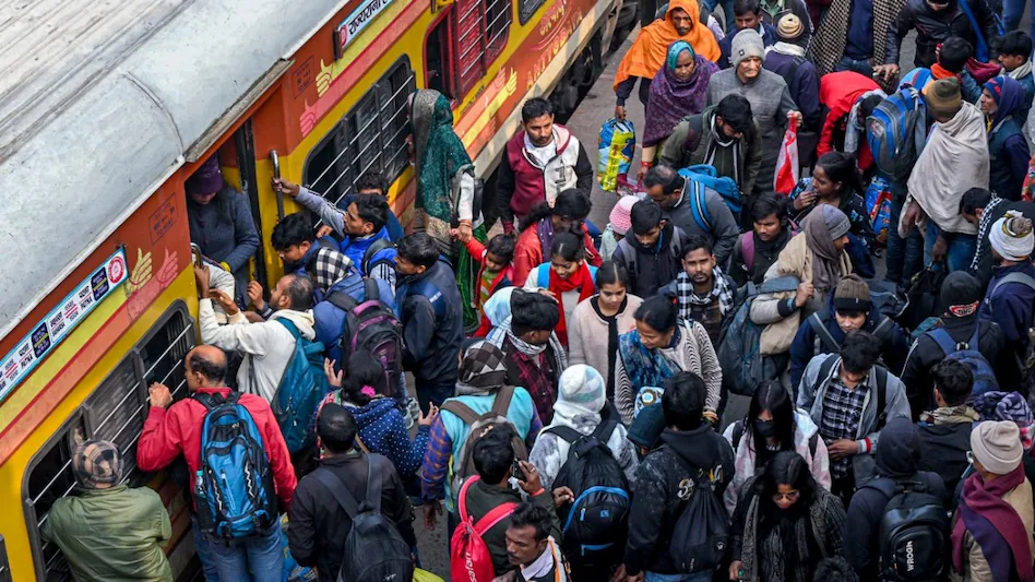 IndianRailways Update: रेल यात्रा हुई महंगी, 215 किमी से ज्यादा दूरी पर प्रति किमी 2 पैसे किराया बढ़ा
