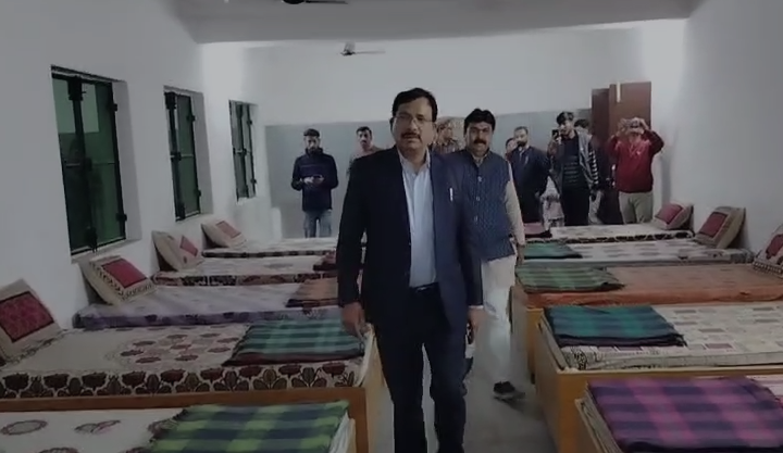 जालौन में ठंड की दस्तक: DM-SP ने शेल्टर होम और गौशालाओं की व्यवस्थाओं का निरीक्षण, निर्देश जारी