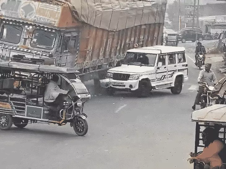 रामपुर : लकड़ी के बुरादे से भरा ट्रक डिवाइडर से टकराकर बोलेरो पर पलटा, ड्राइवर की मौत