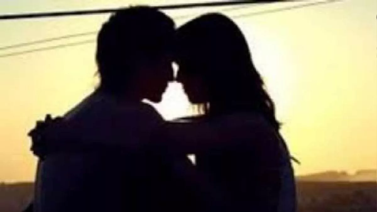 आगरा : पति को गर्लफ्रेंड के साथ रंगे हाथ पकड़ते ही बीच सड़क हंगामा, एक घंटे तक चला बवाल