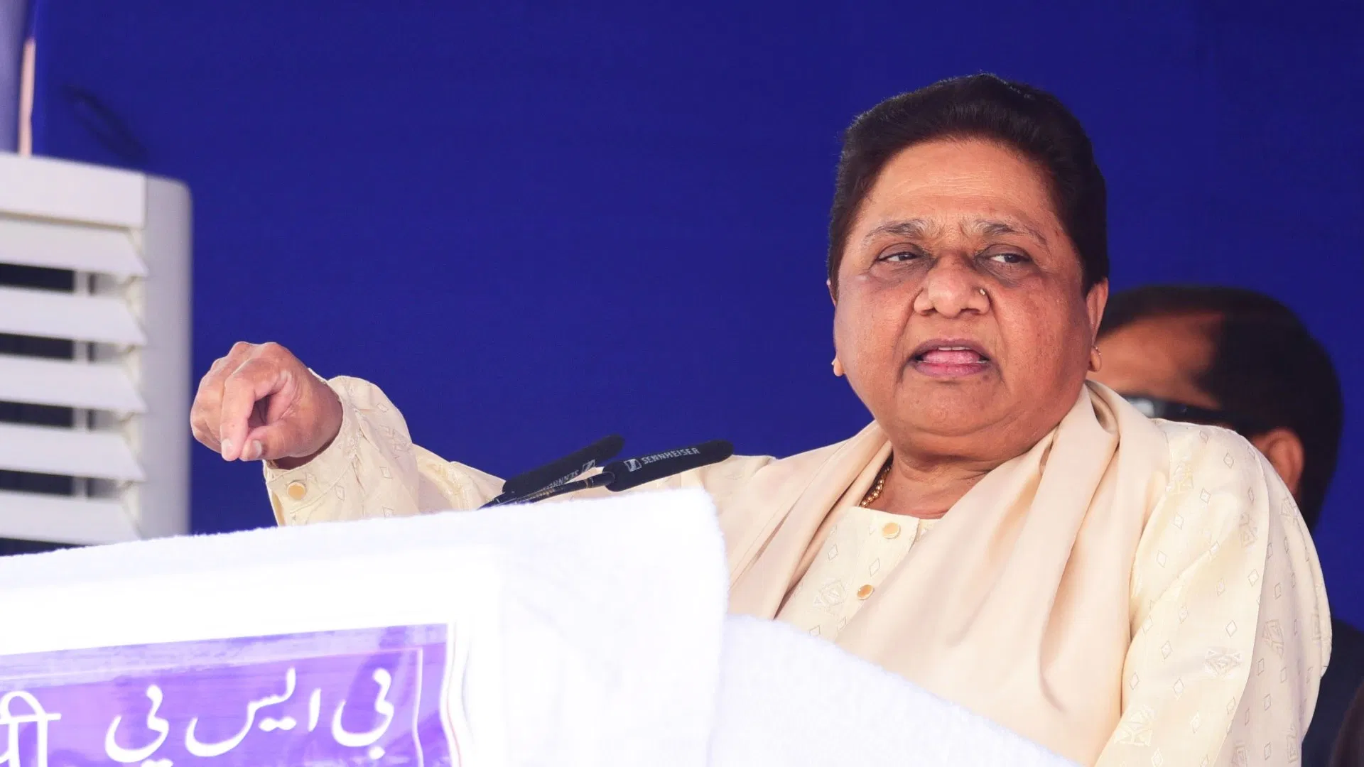 मायावती का बड़ा फैसला: अब स्मारकों पर नहीं जाएंगी, जनसभा भी की रद्द