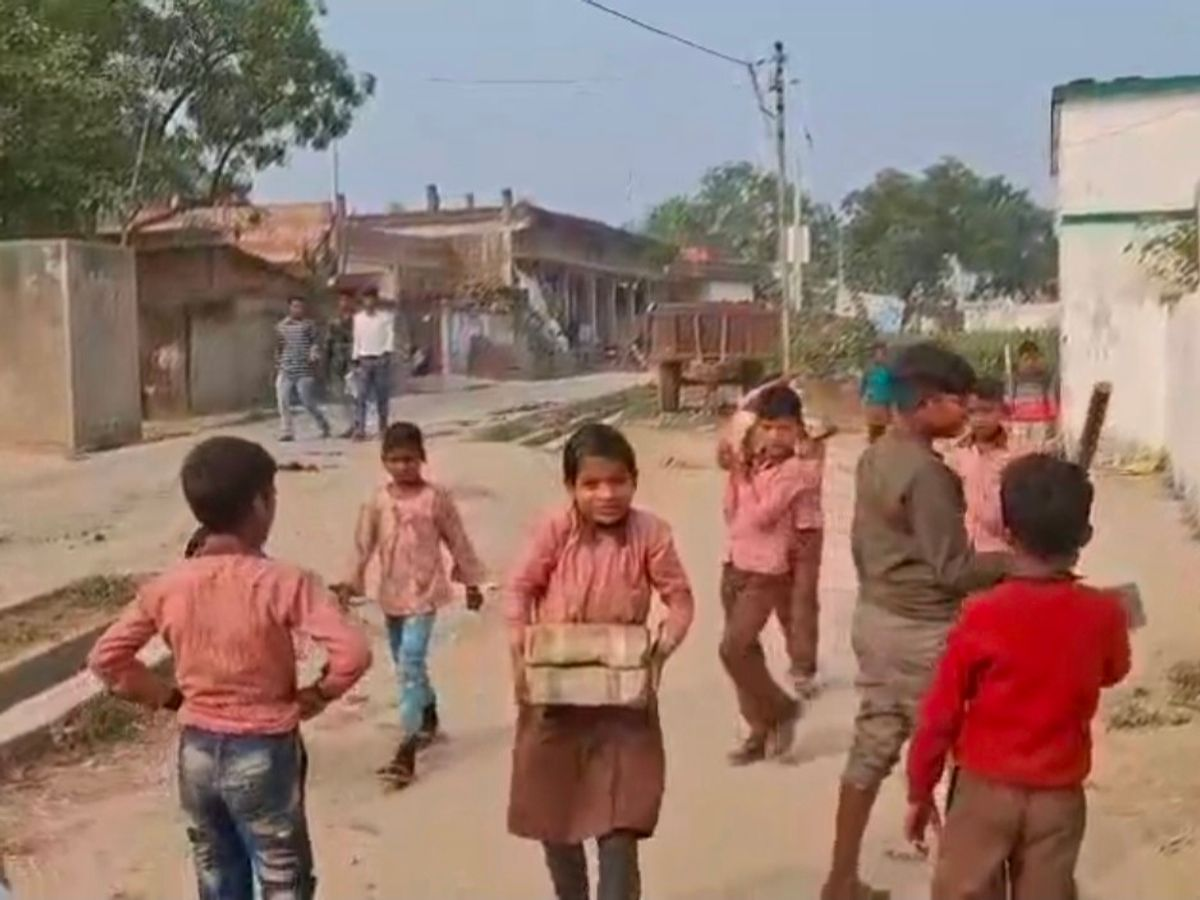 रायबरेली: सरकारी स्कूल में बच्चों से ईंटें ढुलवाई, वीडियो वायरल