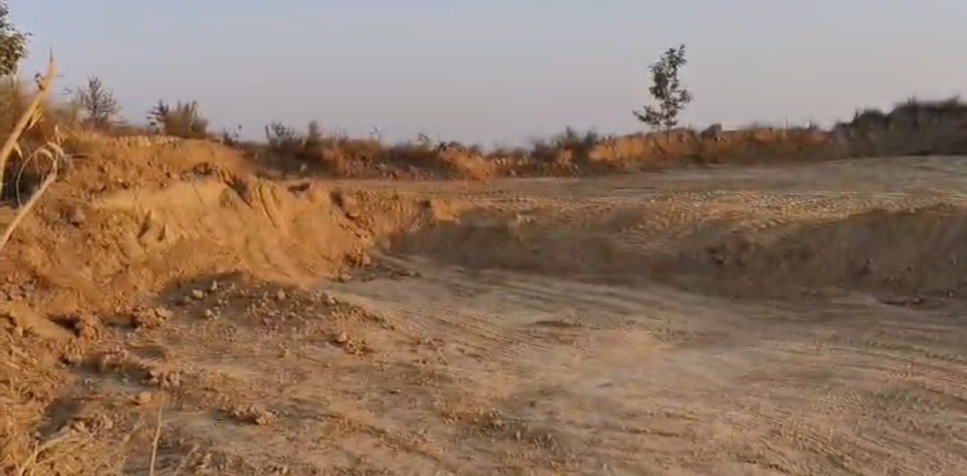 कानपुर देहात: बिना अनुमति मिट्टी खोदकर बना दिया रास्ता, खनन पट्टा धारक पर गंभीर आरोप