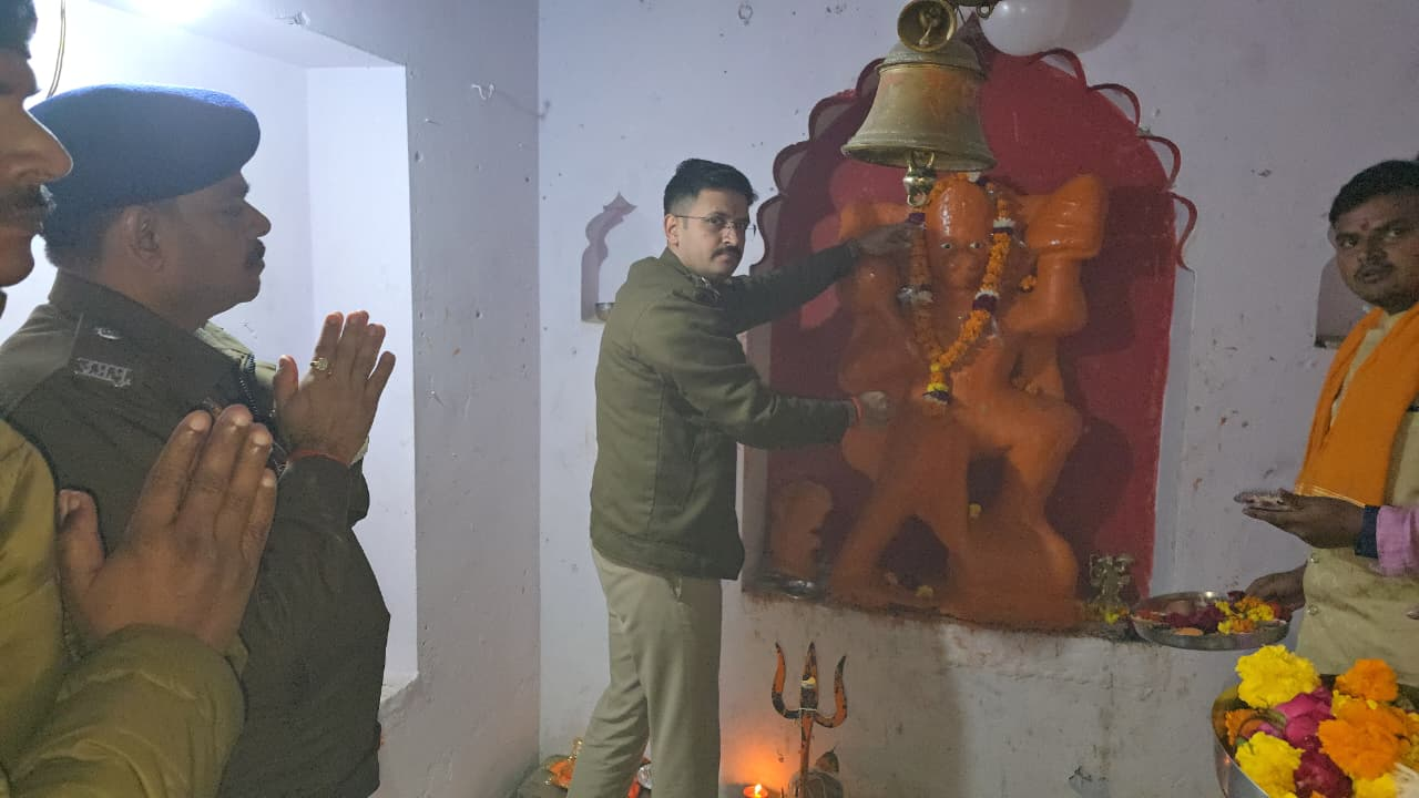 औरैया: कोतवाली परिसर में SP ने कराया सुन्दरकाण्ड पाठ, भक्ति में डूबा पुलिस विभाग
