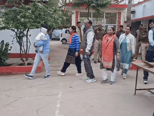 जालौन में लेडी BDO रिश्वत लेते पकड़ी, 1 लाख फेंककर भागी, विजिलेंस ने दौड़ाकर पकड़ा