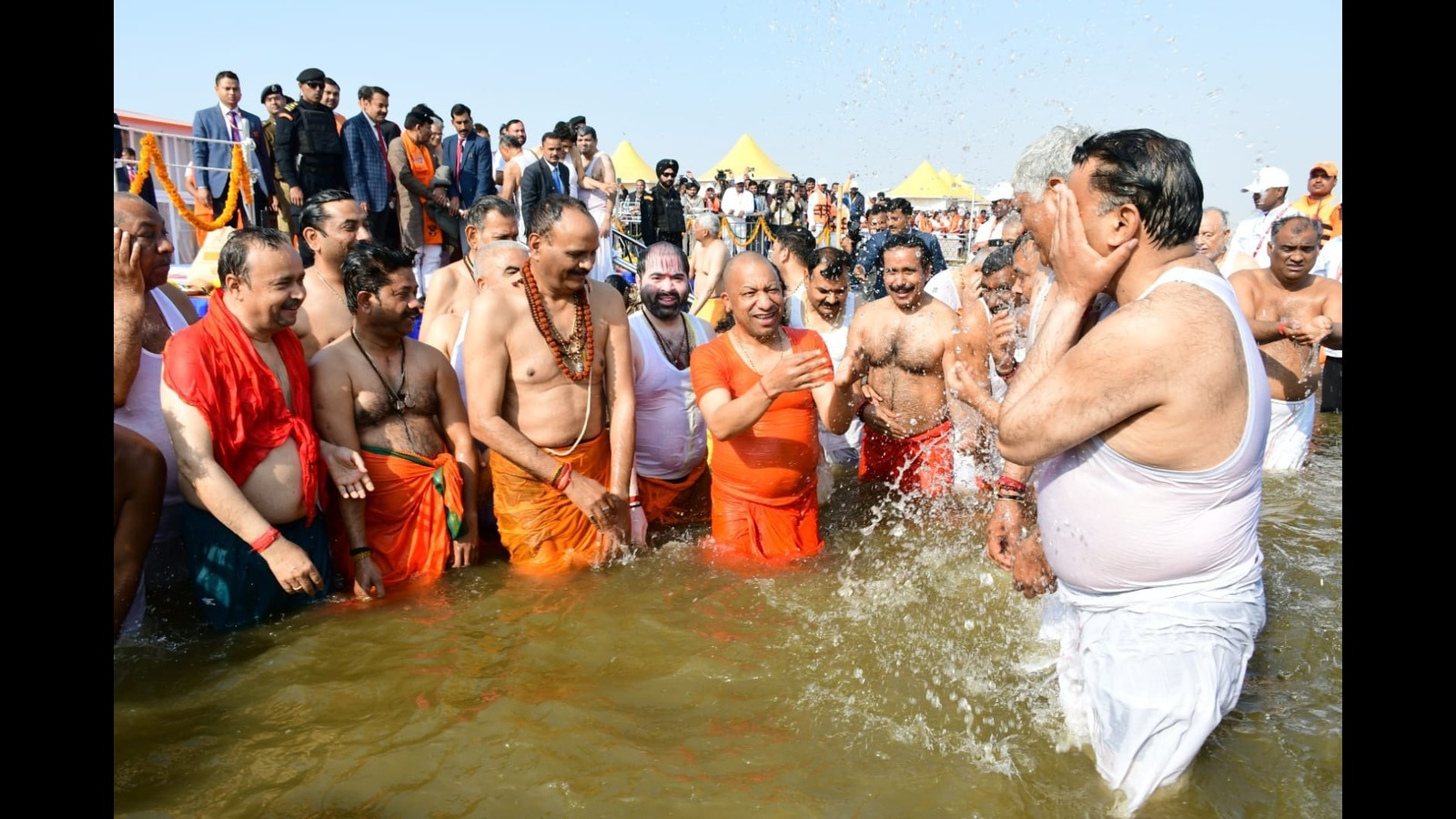 माघ मेला: मुख्यमंत्री योगी आदित्यनाथ ने संगम में लगाई पवित्र डुबकी, प्रदेश की खुशहाली की कामना