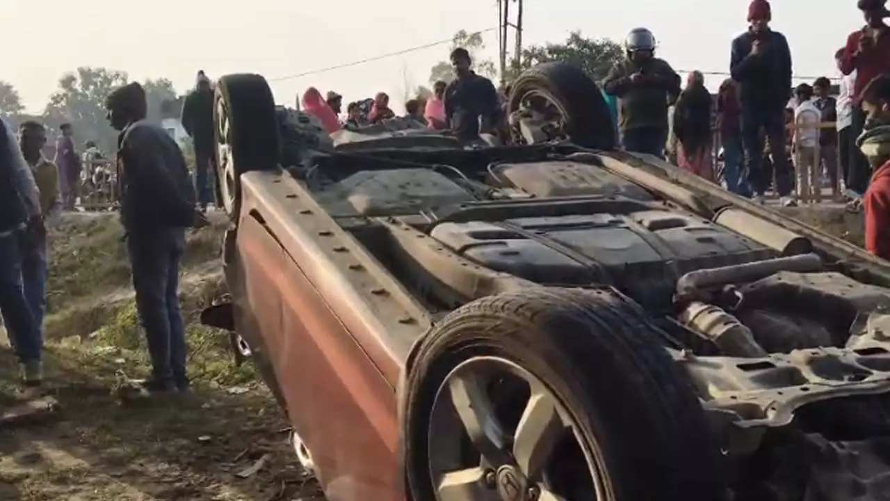 अमेठी : आवारा सांड से टकराई कार, महिला श्रद्धालु की मौत, दो गंभीर