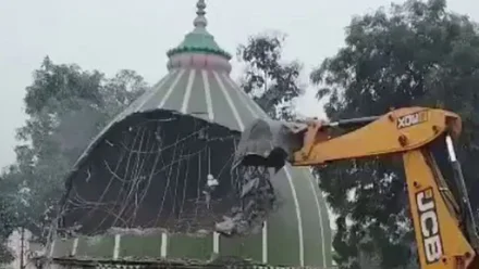 देवरिया में 50 साल पुरानी अवैध मजार पर चला बुलडोजर, मेन गेट–गुंबद ध्वस्त, सोमवार को फिर होगा बड़ा एक्शन