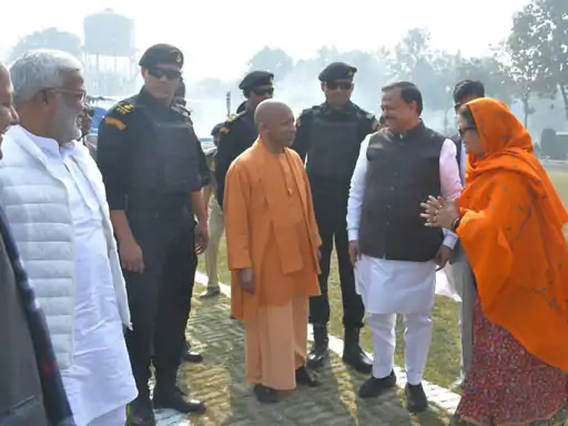 कानपुर मेयर ने CM का सिर झुकाकर किया स्वागत, कैबिनेट मंत्री की बेटी की शादी में पूर्व राष्ट्रपति भी पहुंचे