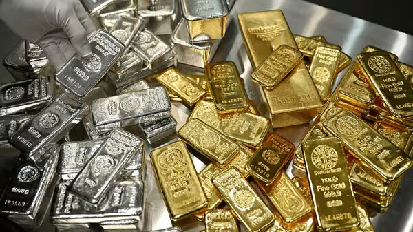 Gold-Silver Rates: चांदी ₹13,000 उछली, पहली बार 3 लाख के पार; सोने ने भी बनाया नया रिकॉर्ड