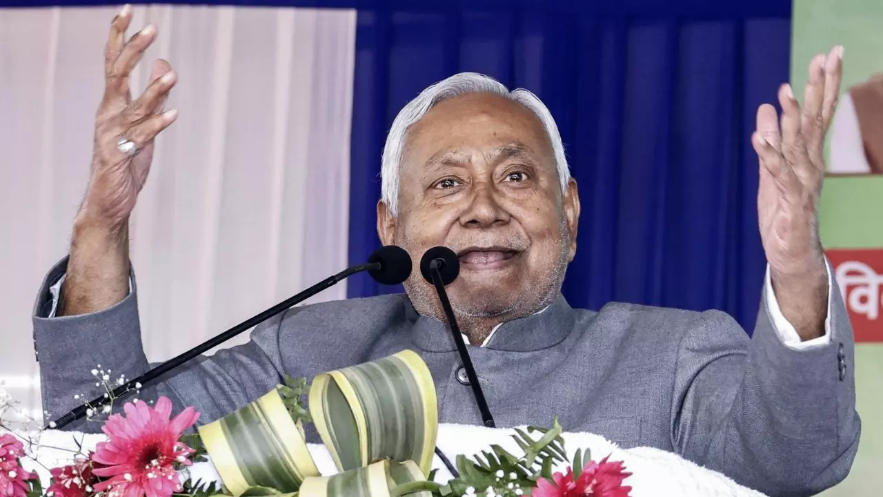 मुख्यमंत्री नीतीश कुमार की समृद्धि यात्रा का वीडियो वायरल, जनसभा में महिला को मंच पर बुलाते दिखे मुख्यमंत्री