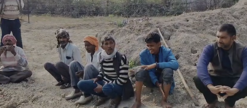 महोबा : सिंचाई विभाग की लापरवाही से किसानों की तबाही, नहर का पानी छोड़ने से 12 बीघा गेहूं की फसल जलमग्न