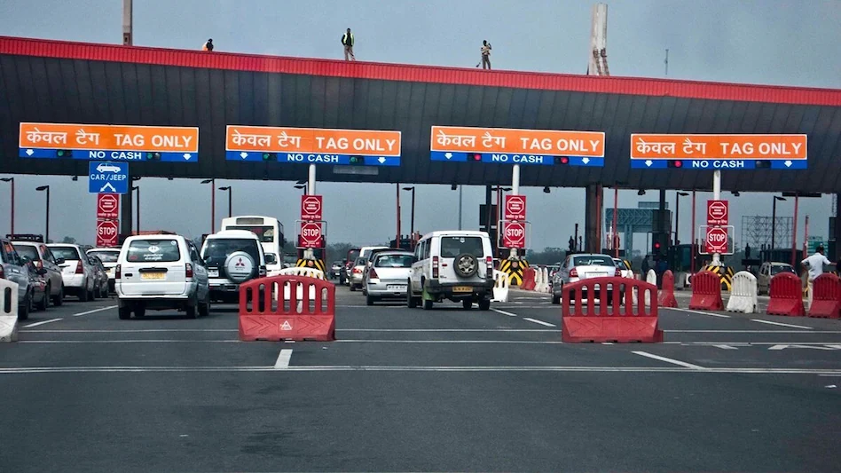 Toll Tax New Rules: टोल नहीं चुकाया तो अटकेंगी गाड़ियों की सेवाएं, NOC, फिटनेस और नेशनल परमिट पर केंद्र सरकार की सख्ती