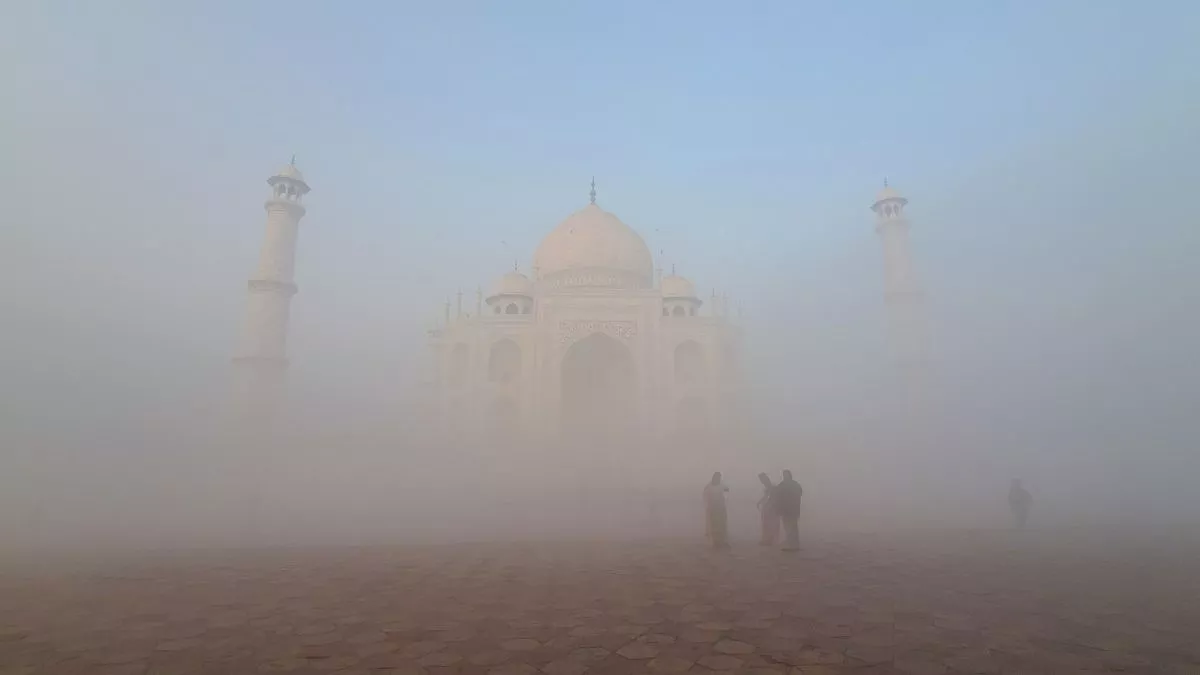 Agra Cold Wave : शीतलहर और घने कोहरे की चादर में लिपटा ताजमहल, आगरा में ठंड ने बढ़ाई मुश्किलें