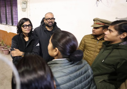 नेहा सिंह राठौर ने हजरतगंज पुलिस में दिया बयान, कहा – जांच में सहयोग कर रही हूं