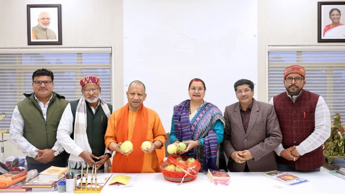 हाथरस के सासनी के प्रसिद्ध अमरूद देख गदगद हुए सीएम योगी, 2 किलो का अमरूद बना आकर्षण