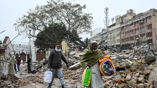 दिल्ली: अवैध अतिक्रमण हटने के बाद फैज-ए-इलाही मस्जिद के पास सन्नाटा, हर मोड़ पर पुलिस तैनात