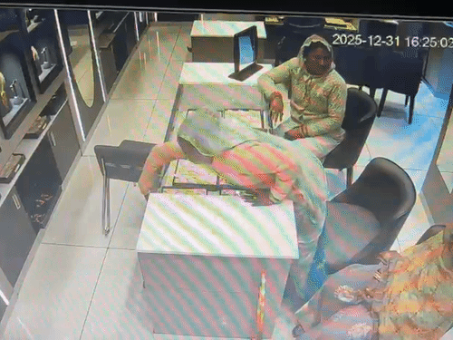 प्रयागराज में ज्वेलर्स शॉप से 14 लाख की चोरी, दो महिला शातिर CCTV में कैद