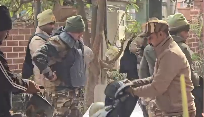 वाराणसी दालमंडी में ध्वस्तीकरण शुरू,150 पुलिसकर्मियों की भारी तैनाती