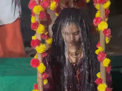 SanatanDharma : 23 साल की साध्वी की जलधारा तपस्या: 7 डिग्री तापमान में 108 मटकों से कर रहीं स्नान