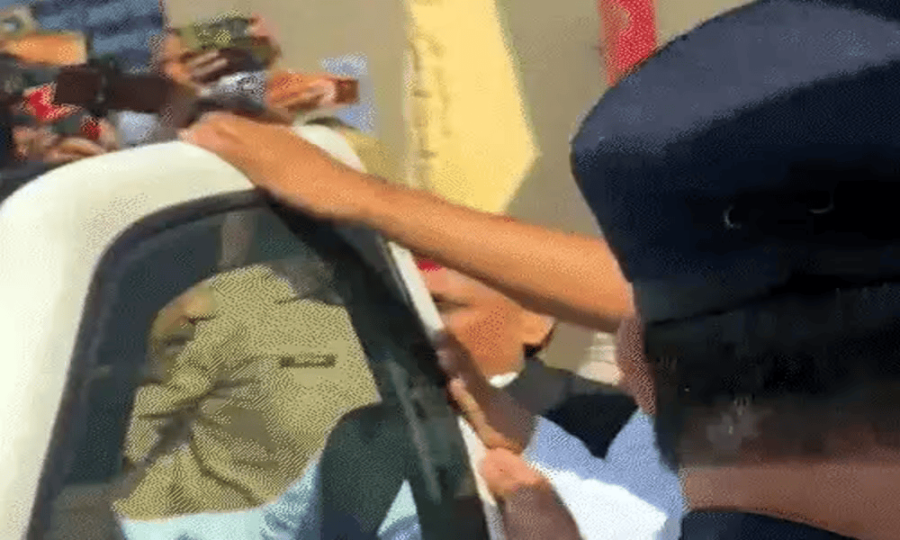जेल में आजम से मिले अखिलेश यादव, सपा प्रमुख बोले- यह सियासी नहीं, इमोशनल मुलाकात