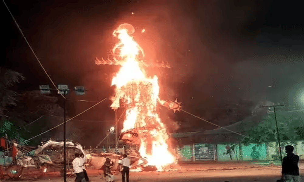 कानपुर में परेड का 90 फीट का रावण 30 मिनट हुआ ख़ाक, 1 लाख लोग पहुंचे; जय श्रीराम की गूँज